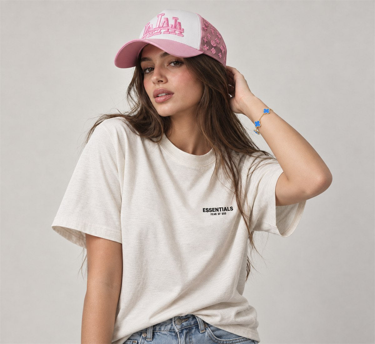 Modelo con gorra LA rosa y playera Essentials