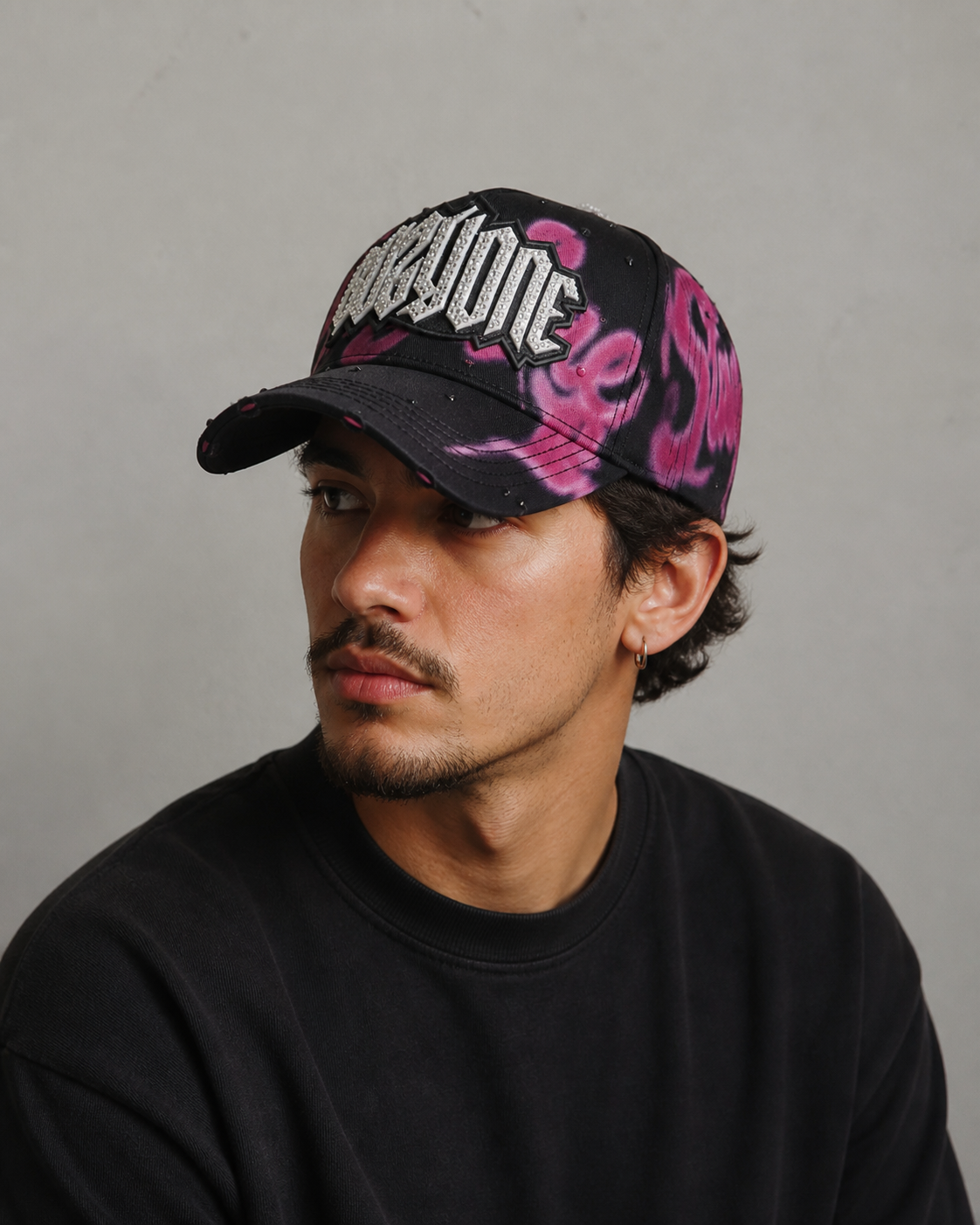 Modelo usando gorra Baez x 31 BUZYONE