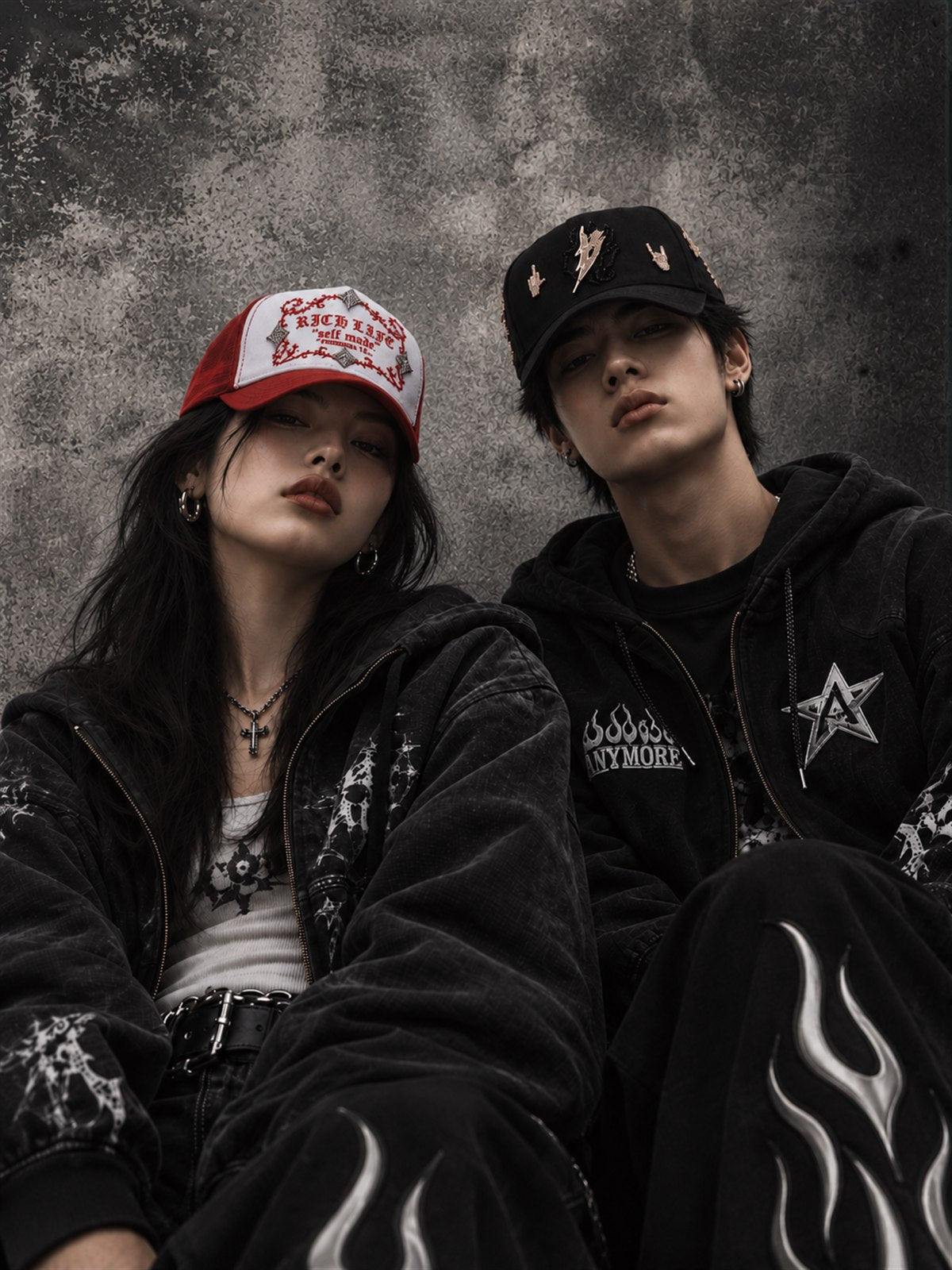 Modelo con gorra y hoodie gris